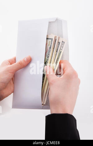Zugeschnittenes Bild der Unternehmerin, Amerikanische Banknoten im Umschlag im Büro Stockfoto