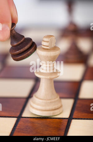 Bild von Frauenhand Schachspielen auf Tabelle abgeschnitten Stockfoto