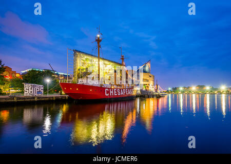 Die Chesapeake Feuerschiff und Baltimore Aquarium nachts in Baltimore, Maryland. Stockfoto