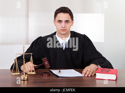 Porträt von zuversichtlich männlichen Richter sitzen am Tisch im Gerichtssaal Stockfoto