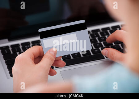 7/8 Bild der Frau Einkaufen online mit Kreditkarte und Laptop Stockfoto