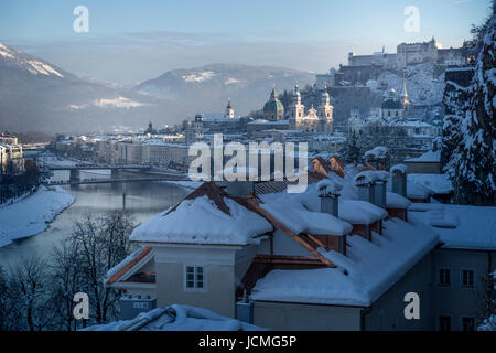 Winter Märchen, Salzburger Altstadt mit Schloss, Blick vom Mönchsberg, Österreich Stockfoto