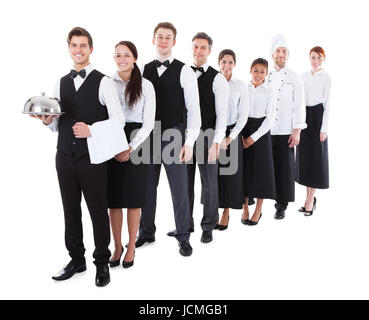 Große Gruppe von Kellnern und Kellnerinnen in Reihe. Isoliert auf weiss Stockfoto