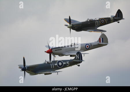 Supermarine Seafire Trio, Spitfires und Gruppe in Duxford Airshow Stockfoto