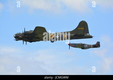 B17 Flying Fortress Sally B in Bildung mit P-51 Mustang. Stockfoto