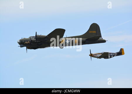 B17 Flying Fortress Sally B in Bildung mit P-51 Mustang. Stockfoto