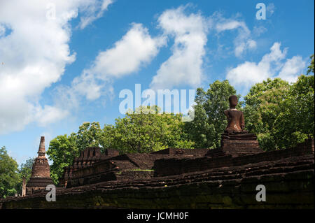 Wat Phra Kaeo mit Buddha Statuen Historical Park in Kamphaeng Phet in Thailand (ein Teil der UNESCO World Heritage Site historische Stadt von Sukhothai und Stockfoto