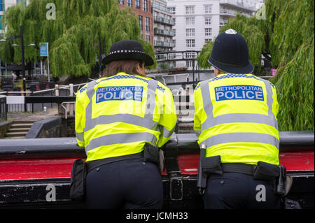 LONDON - 8. Juni 2017: Zwei Metropolitan Police Officers in Hochsicht Jacken wachen über Camden Lock in London. UK am Wahltag Stockfoto