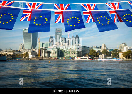 Europäische Union und Union Jack Bunting Fahnen über der Skyline von London des Finanzplatzes Stadt an der Themse Stockfoto