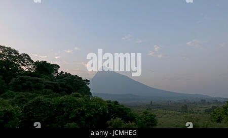 Mikeno Berg gesehen von Bukima Camp im Virunga Nationalpark, Ost-Kongo Stockfoto