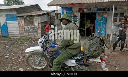 Ein bewaffneter Ranger im Virunga Nationalpark, Ost-Kongo Stockfoto