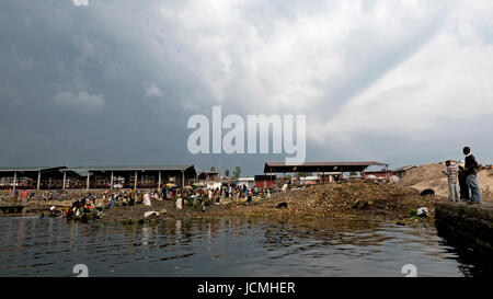 Hafen von Goma Kivu-See, Marktplatz sowie einer Müllkippe im Virunga Nationalpark, Ost-Kongo Stockfoto