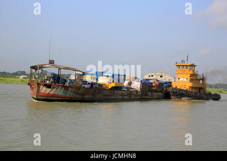 Bangladesh Inland Water Transport Corporation der (BIWTC) stumm Fähren trägt eine große Last auf seinem zerfetzten Körper über den mächtigen Padma-River. Munshigan Stockfoto