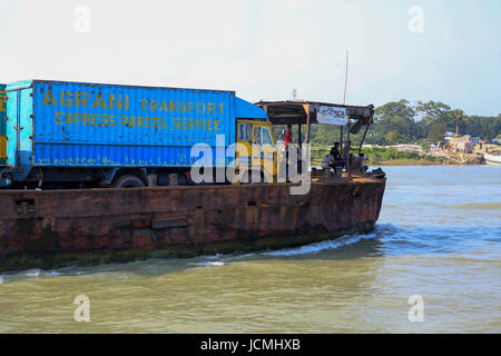 Bangladesh Inland Water Transport Corporation der (BIWTC) stumm Fähren trägt eine große Last auf seinem zerfetzten Körper über den mächtigen Padma-River. Munshigan Stockfoto