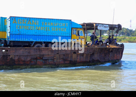 Bangladesh Inland Water Transport Corporation der (BIWTC) stumm Fähren trägt eine große Last auf seinem zerfetzten Körper über den mächtigen Padma-River. Munshigan Stockfoto