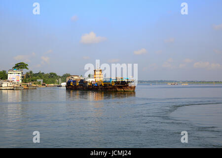 Bangladesh Inland Water Transport Corporation der (BIWTC) stumm Fähren trägt eine große Last auf seinem zerfetzten Körper über den mächtigen Padma-River. Munshigan Stockfoto