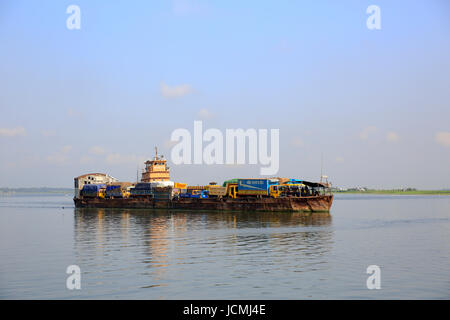 Bangladesh Inland Water Transport Corporation der (BIWTC) stumm Fähren trägt eine große Last auf seinem zerfetzten Körper über den mächtigen Padma-River. Munshigan Stockfoto