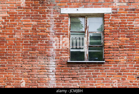 Fenster mit Holzrahmen in alte Ziegelmauer Hintergrundtextur Foto Stockfoto