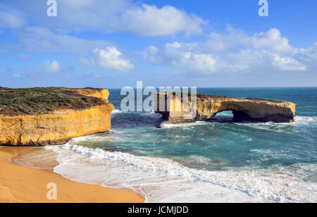 London Bridge, einer berühmten Felsbogen im Port Campbell National Park an der Great Ocean Road in Victoria, Australien. Stockfoto