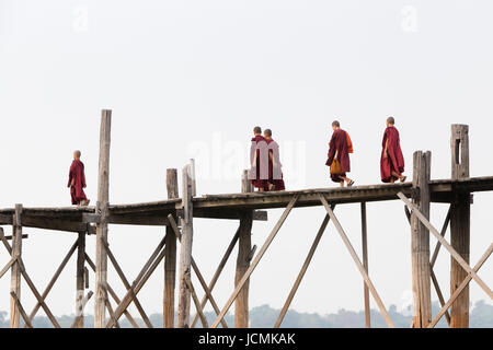 Mönche, die Kreuzung U Bein Brücke, Amarapura Taungmyo See, Region Mandalay, Myanmar Stockfoto