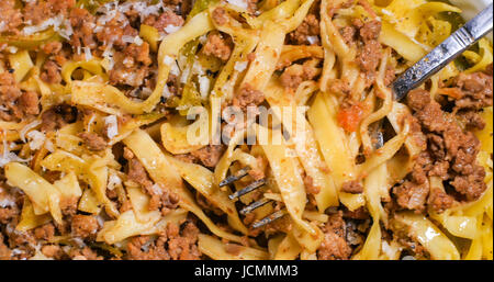 Extreme Nahaufnahme des köstlich dampfenden Fettuccine in Bolognese-Sauce (Nudeln) Stockfoto