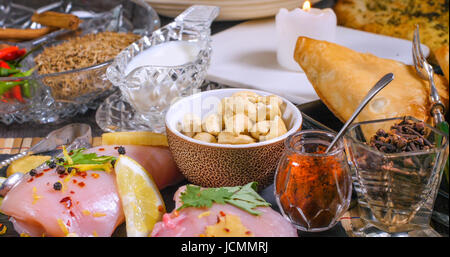 Ansicht von Zutaten und indischen Gewürzen für Hähnchen Tikka masala Stockfoto