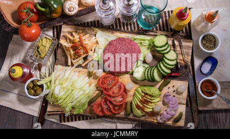 Top-down-Sicht auf einen leckeren Cheeseburger mit Pommes Frites und Salat Stockfoto