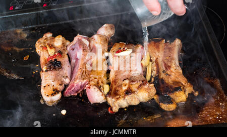 Kochen leckere klebrige geschmorte Schweinerippchen König: Sherry gießen Stockfoto