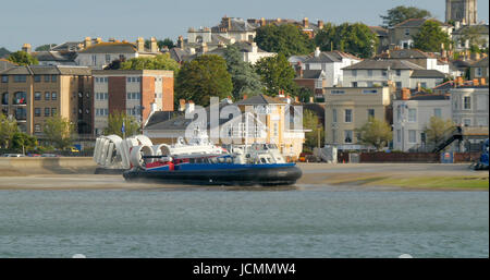 Hovercraft Boot anreisen am Strand in Ryde, Isle Of Wight Stockfoto