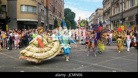 London, Notting Hill Carnival. Parade der Tänzer in Tracht Stockfoto
