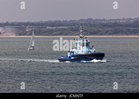 Solent Abschleppen Flotte Schlepper Lomax in Southampton Water, einen Tanker in der Essso-Raffinerie zu begleiten Stockfoto