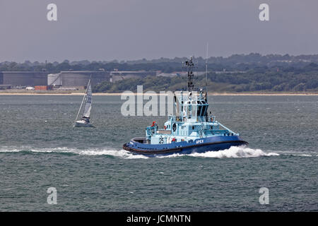 Solent Abschleppen Flotte Schlepper Apex in Southampton Water zu eskortieren einen Tanker an der Esso-Raffinerie Stockfoto