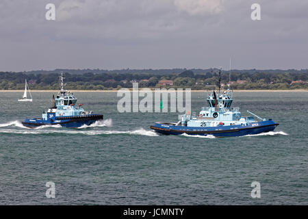 Solent Abschleppen Flotte Schlepper Apex und Lomax "Dampf" in Southampton Water, einen Tanker in der Esso-Raffinerie zu begleiten Stockfoto