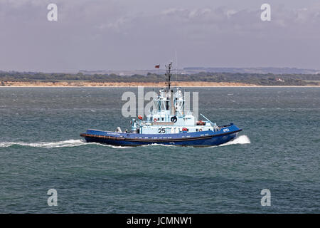 Solent Abschleppen Flotte Schlepper Apex in Southampton Water zu eskortieren einen Tanker an der Esso-Raffinerie Stockfoto