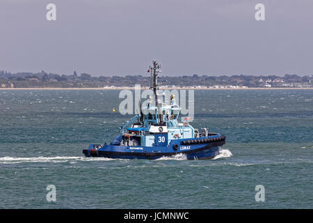 Solent Abschleppen Flotte Schlepper Lomax in Southampton Water, einen Tanker in der Essso-Raffinerie zu begleiten Stockfoto