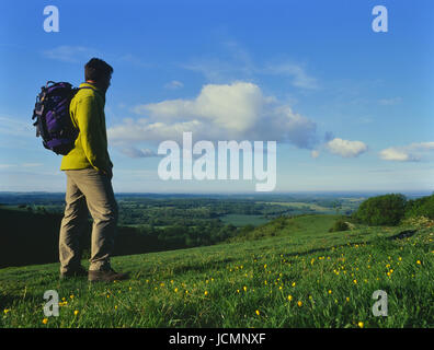 Männliche Wanderer hält den Blick auf des Teufels kneten Trog, Wye Downs. Kent. England. UK Stockfoto