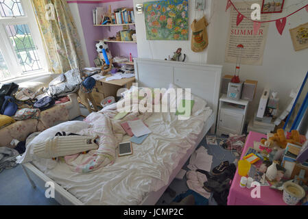 Unordentlich Teenager Schlafzimmer. England. UK Stockfoto