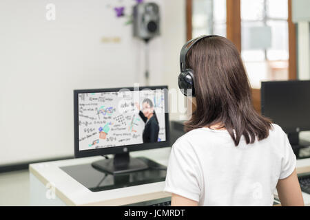 Asiatin video Studierendenkonferenz e-Learning mit Lehrer auf Computer im IT-Raum an der Universität. E-Learning, online, Bildungskonzept. Stockfoto