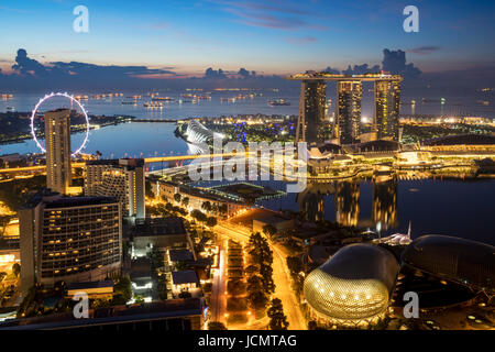 Singapore Marina Bay Blick von der Dachterrasse mit städtischen Hochhäusern in der Nacht in Singapur. Stockfoto