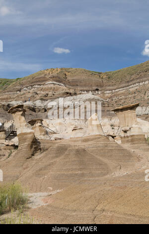 Rock-Schichtung in den Badlands in der Nähe von Drumheller in Alberta, Kanada. Kohlebergbau war einst ein wichtiger Wirtschaftszweig in der Region und die schwarze Linie statt Stockfoto