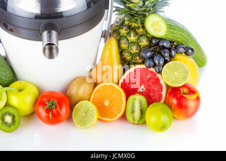 Auswahl an exotischen Früchten und Gemüsen auf weißem Hintergrund Stockfoto