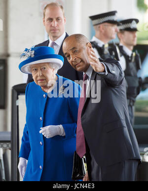 Lord Lieutenant von größeren London Ken Olisa (rechts) begrüßt Königin Elizabeth II und Herzog von Cambridge, wie sie ankommen, um treffen sich Mitglieder der Gemeinschaft das Feuer bei Grenfell Turm im Westen Londons betroffen, während eines Besuchs in der Westway Sportzentrum Notunterkünfte für diejenigen zur Verfügung stellt, die in der Katastrophe obdachlos gemacht haben. Stockfoto