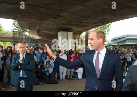 Der Duke of Cambridge reagiert auf ein Mitglied der Öffentlichkeit in der Menge, als er nach einem Besuch der Westway Sports Centre, London, verlässt die Notunterkünfte für diejenigen zur Verfügung stellt, die in der Grenfell Turm Katastrophe obdachlos gemacht haben. Stockfoto