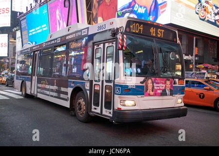 New York Mta Bus Abend im Times Square New York City USA Stockfoto