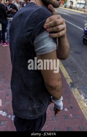 Demonstrant durch Nationalgarde in Caracas, Venezuela, Mittwoch, 14. Juni 2017 verletzt. Hunderttausende Demonstranten sind auf die Straße gegangen. Stockfoto