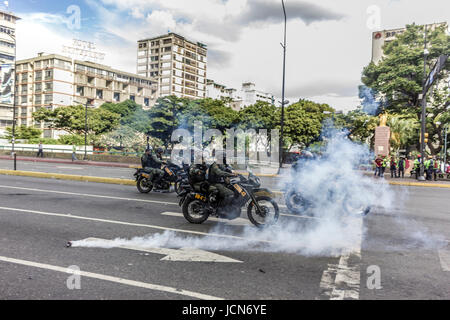 Caracas, Venezuela, Mittwoch, 14. Juni 2017. Hunderttausende Demonstranten sind auf der Straße verlangt Neuwahlen als Nation b gegangen. Stockfoto