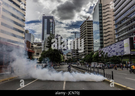 Caracas, Venezuela, Mittwoch, 14. Juni 2017. Hunderttausende Demonstranten sind auf der Straße verlangt Neuwahlen als Nation b gegangen. Stockfoto