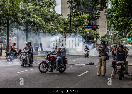 Caracas, Venezuela, Mittwoch, 14. Juni 2017. Hunderttausende Demonstranten sind auf der Straße verlangt Neuwahlen als Nation b gegangen. Stockfoto