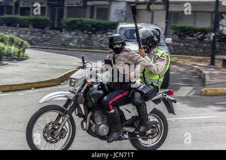 Caracas, Venezuela, Mittwoch, 14. Juni 2017. Hunderttausende Demonstranten sind auf der Straße verlangt Neuwahlen als Nation b gegangen. Stockfoto