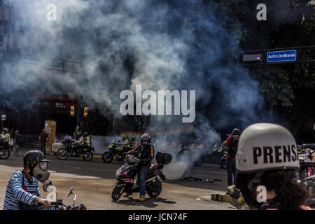 Caracas, Venezuela, Mittwoch, 14. Juni 2017. Hunderttausende Demonstranten sind auf der Straße verlangt Neuwahlen als Nation b gegangen. Stockfoto